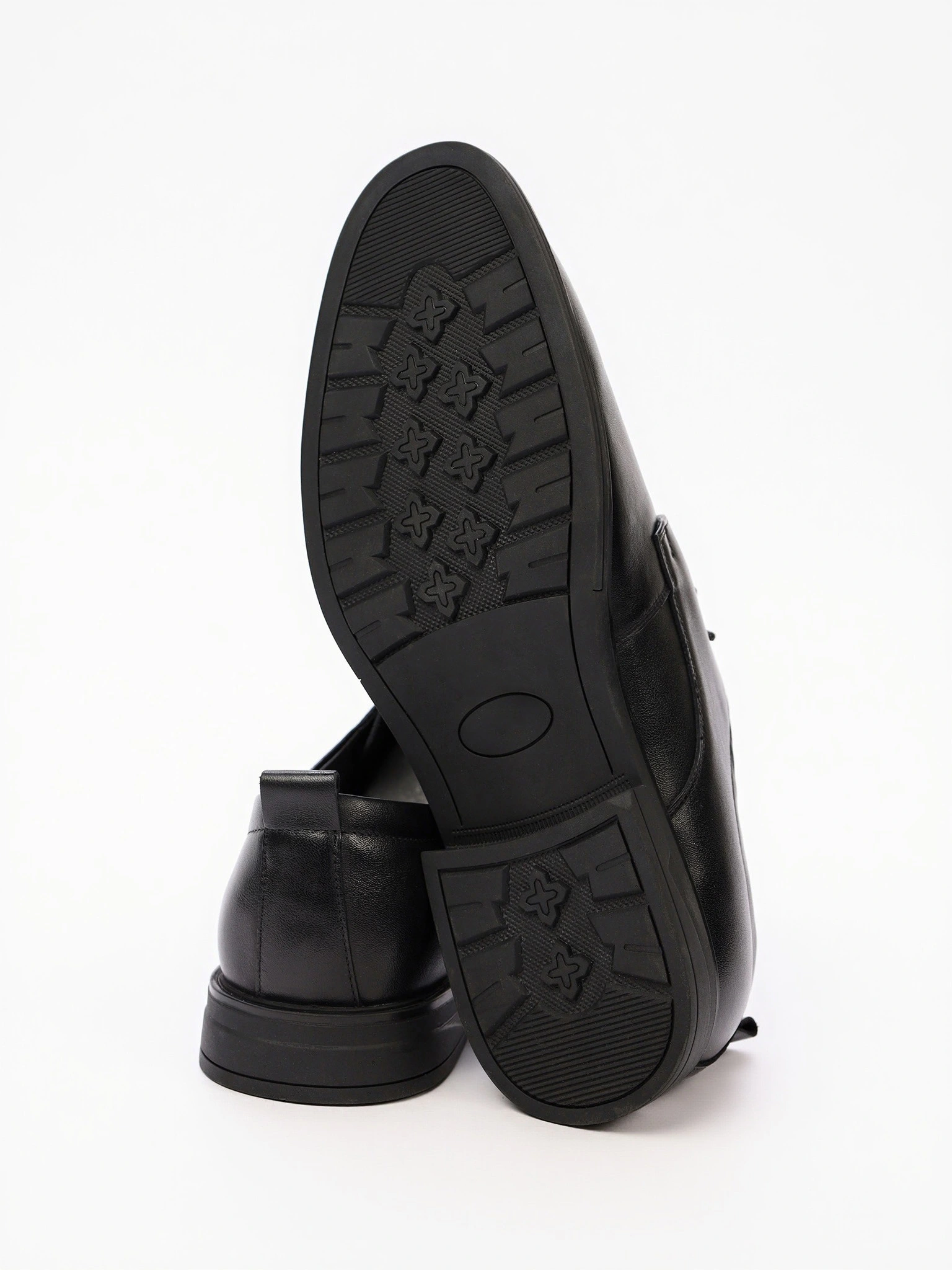 Туфли-дерби черного цвета на низком каблуке